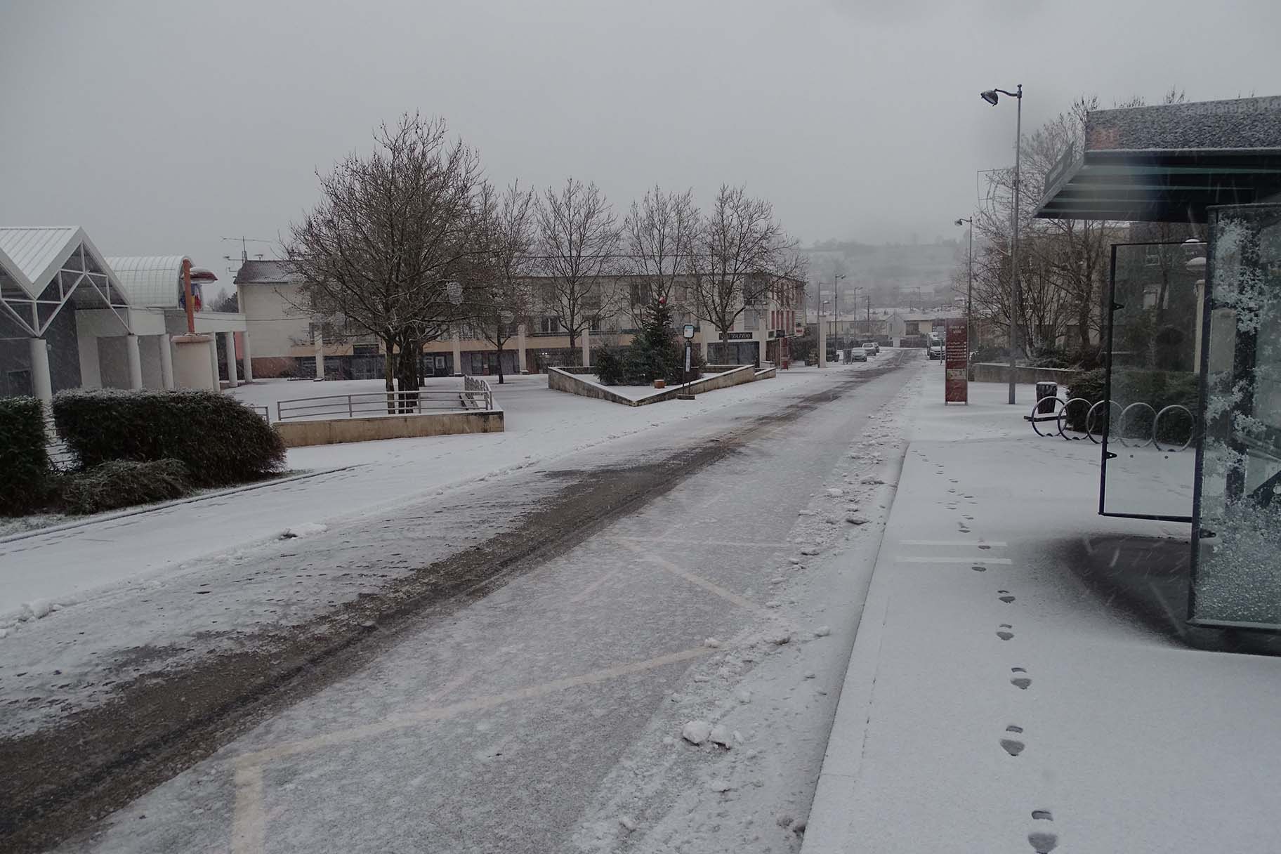 Sel de déneigement : les règles à suivre pour un trottoir sûr